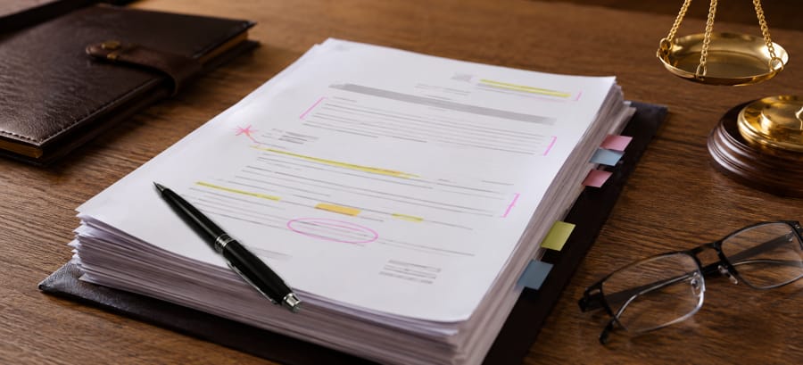 Documento judicial con anotaciones sobre gastos ordinarios y extraordinarios de hijos en proceso de separación