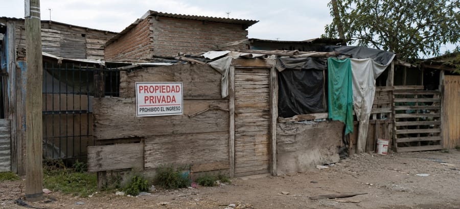 Fachada de vivienda ocupada ilegalmente con cartel de propiedad privada