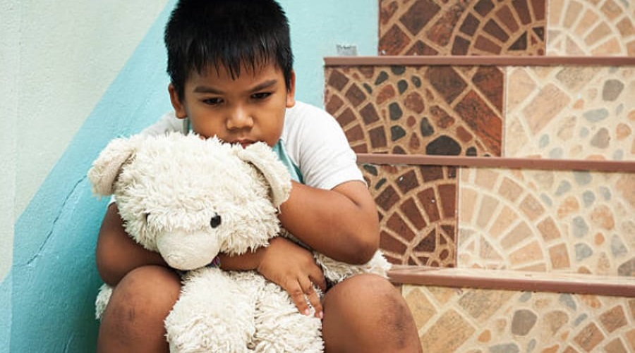 Menor con expresión de miedo frente a un adulto, ilustrando el castigo físico infantil prohibido en España