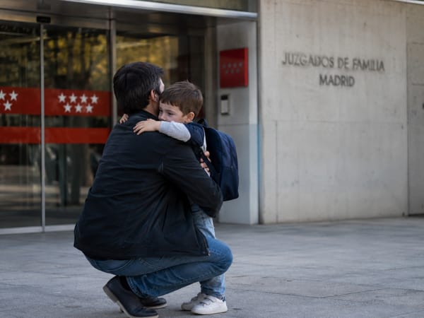 Padre e hijo durante el régimen de visitas acordado en un proceso de custodia en Madrid