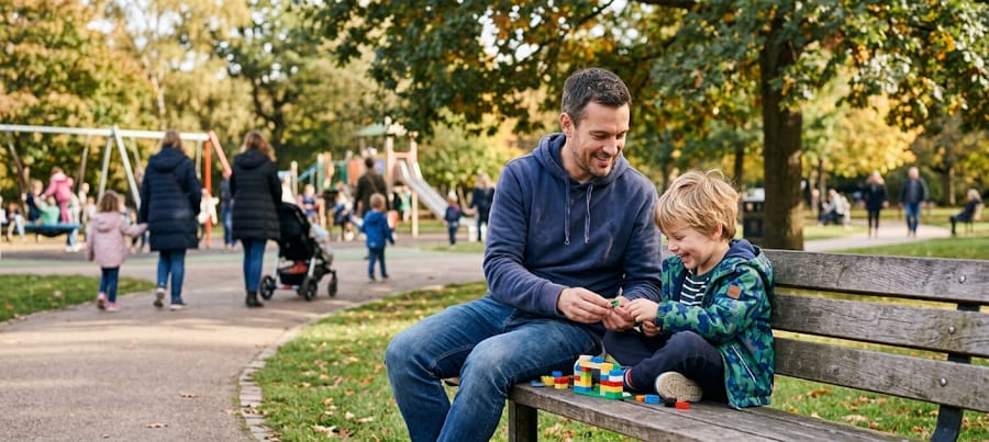 Padre e hijo en un parque, representando el régimen de visitas tras una separación