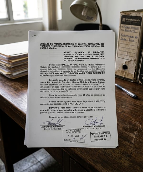 Documento de demanda de usucapión sobre bien inmueble perteneciente a herencia yacente con herederos desconocidos